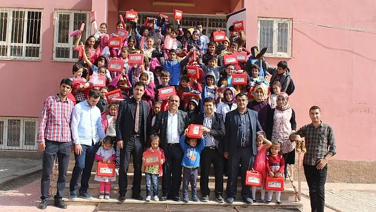 'Köy okullarındaki 348 çocuğa kıyafet ve kırtasiye desteği'