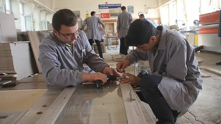 'Öğrencilerin üretim yaptığı okul 1 milyon 150 bin lira gelir elde etti'