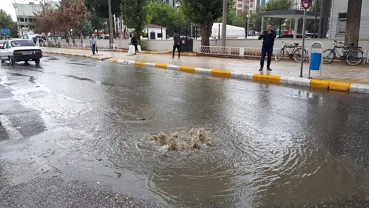 'Yağmur yağışı sonrası rögarlar taştı'