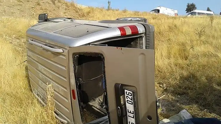 'Hafif ticari araç şarampole yuvarlandı: 1 ölü, 2 yaralı'