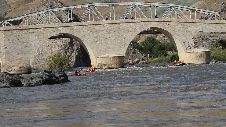 'Tarihi ilçede, Vali ile birlikte Araplar rafting yaptı'