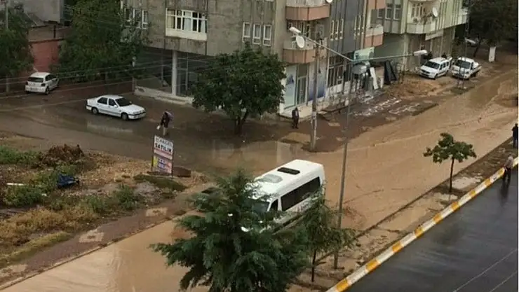 'Çevre yolunu yağmur suları bastı'
