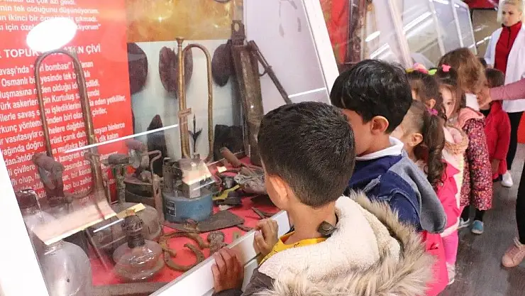 'CÜ Vakfı Okulları öğrencileri Gezici Çanakkale Müzesi´ne hayran kaldı'