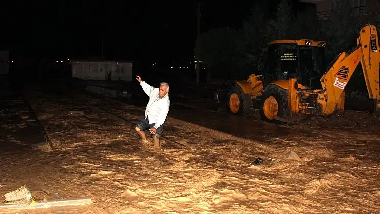 'Sel suları Adıyaman´da asfaltları yerinden söktü'