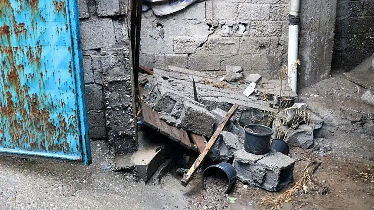 '4 yaşındaki çocuk yıkılan bahçe duvarının altında kaldı'