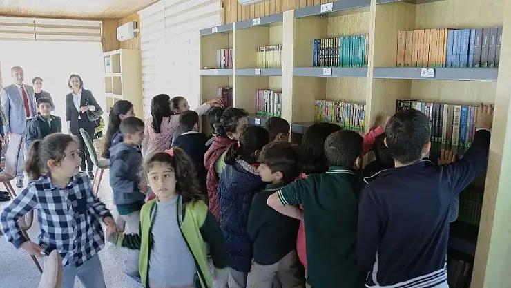 'Millet kıraathanesinde oluşturulan kütüphaneye yoğun ilgi'