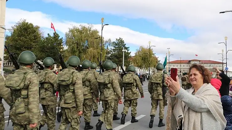 'Askerleri gören telefona sarıldı'