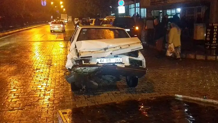 'Gölbaşında iki otomobil çarpıştı: 1 Yaralı'