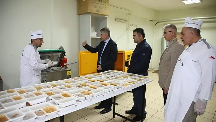 'Elazığ Belediyesinden ''Bereket Sofrası'' ile sıcak aş'