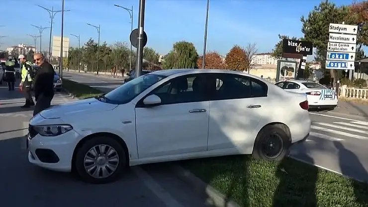 'Unutkan sürücünün otomobili refüje çıktı'
