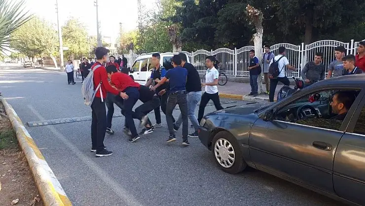 'Lise öğrencileri bir birine yumruklarla saldırdı'