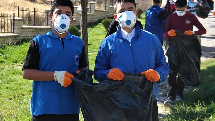 'Öğrenciler, tarihi Harput mahallesinde çöp topladı'