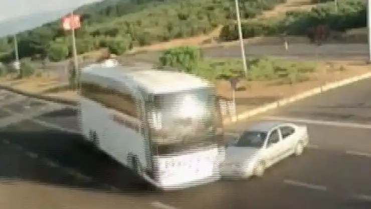 'Otobüsün otomobile çarptığı anlar kamerada'