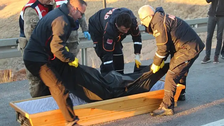 'Sivas´ta yolcu otobüsü ile hafif ticari araç çarpıştı: 2 ölü, 4 yaralı'