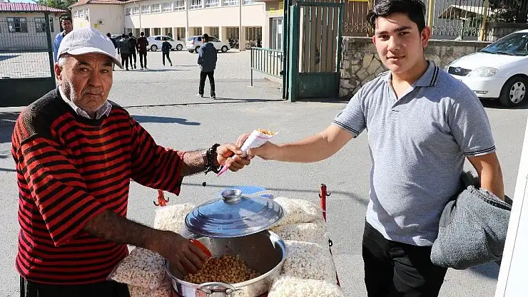 'Haşlanmış nohut satarak 3 katlı ev yaptırdı, 6 çocuk büyüttü'