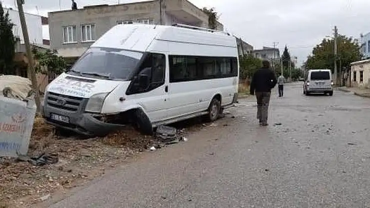 'Minibüs ile otomobil çarpıştı: 2 Yaralı'