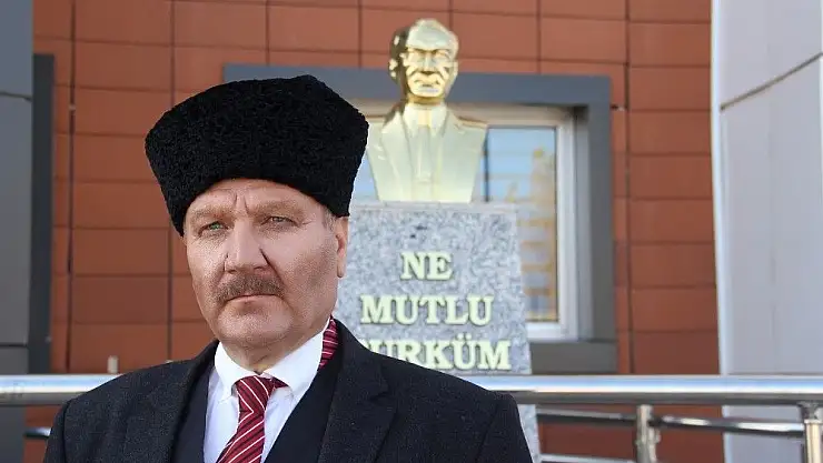 'Atatürk´e benzeyen teknisyen dikkat çekiyor'