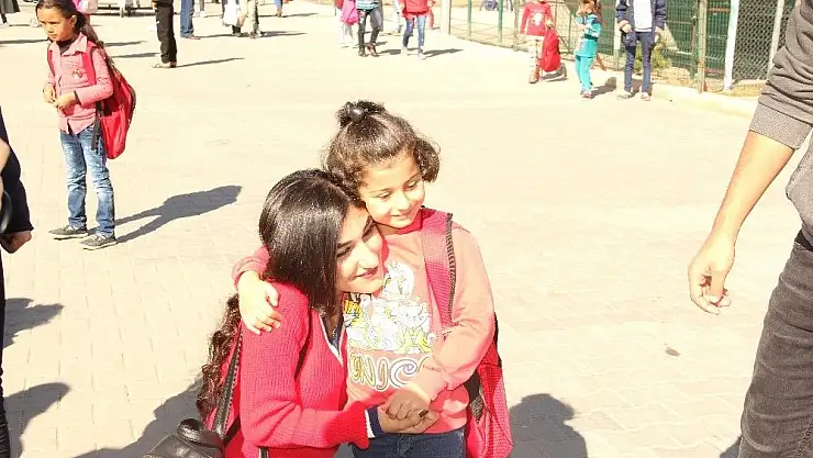 'Suriyeli çocuklar ´Oyuncak Köprüsü´ ile güldü'