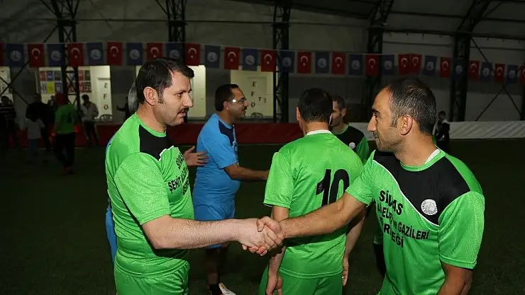 'Vali Ayhan, gazilerle halı saha maçına çıktı'