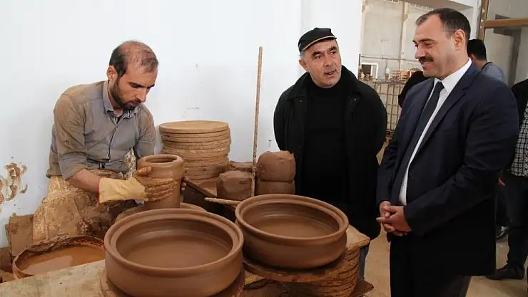 'Vali Kaldırım, tekstil ve çömlek fabrikalarını inceledi'