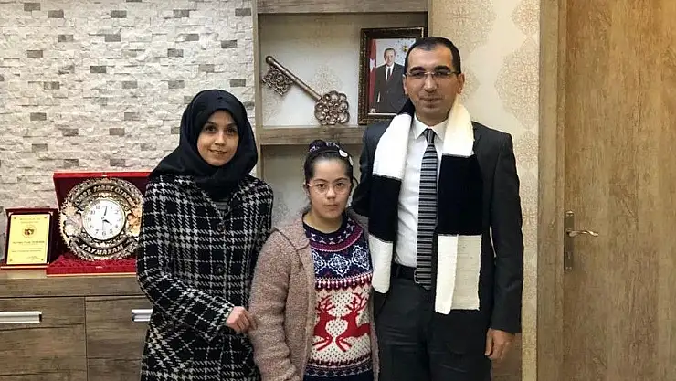 'Down sendromlu Seda Nur, Kaymakam Özmedir´e atkı ördü'