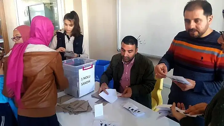 'Öğrenciler demokrasi kültürünü öğreniyor'