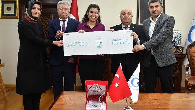 'Üniversite öğrencisi ödüle layık görüldü'