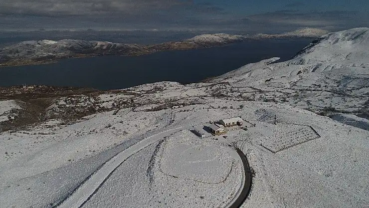 'Göl manzaralı Hazar Baba Dağı karla kaplandı'