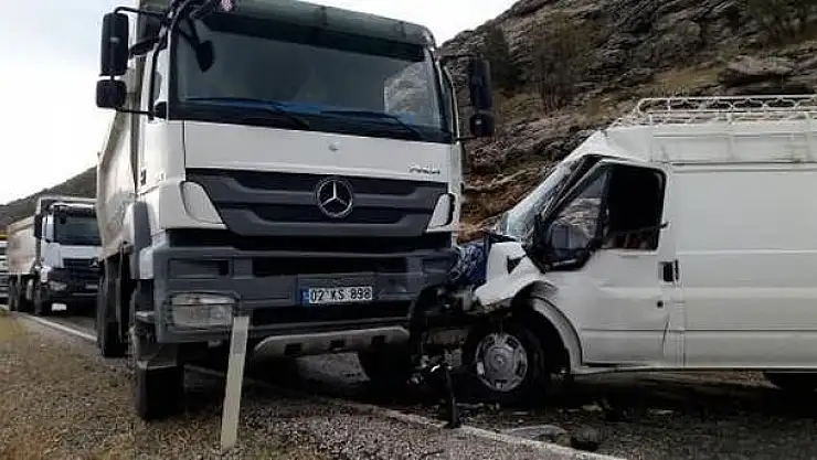 'Kamyon ile minibüs çarpıştı: 1 yaralı'