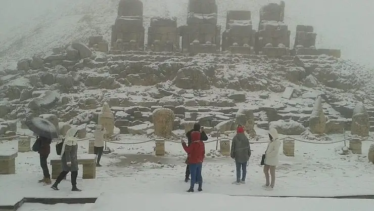 'Nemrut Dağı´nda turistlere tipi ve sis engeli'