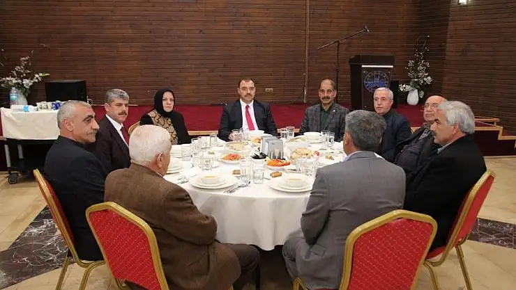 'Vali Kaldırım, muhtarlarla bir araya geldi'