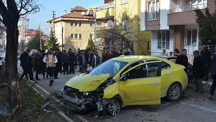 'Ticari taksi önce çocuğa sonra da ağaca çarptı: 2 yaralı'
