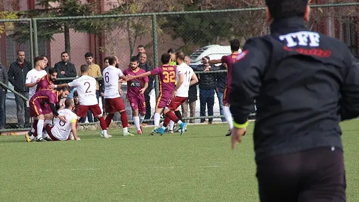 'Amatör maçta futbolcular kavga etti, 5 kırmızı kart çıktı'