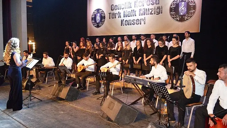 'Gençlik Korosu gönülleri mest etti'