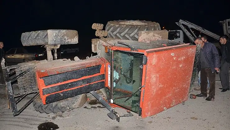 'Otomobille çarpışan traktör devrildi: 1 yaralı'