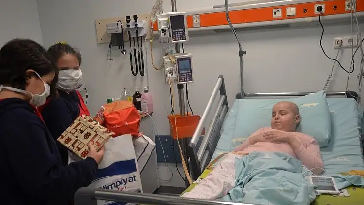 'Öğrencilerden lösemi hastası çocuklara moral ziyareti'