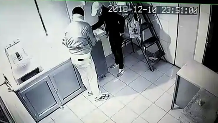 'Demir kesme makasıyla kilidi kırıp, 30 bin lira çaldılar'