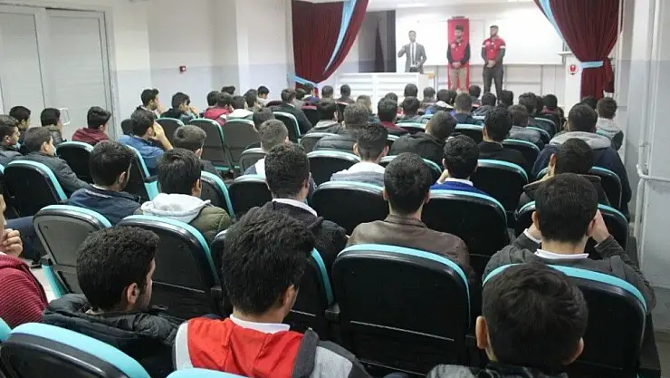 'Gençlik Merkezinin etkinlikleri öğrencilere tanıtılıyor'