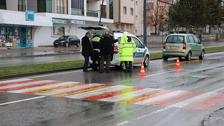 'Yaya geçidinde otomobil çarptı'