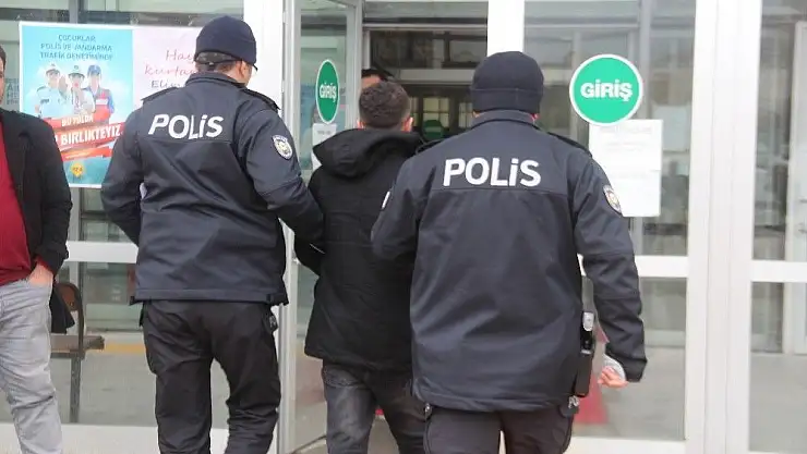 'Anne ile babasını darp etti, tabanca ve uyuşturucuyla yakalandı'