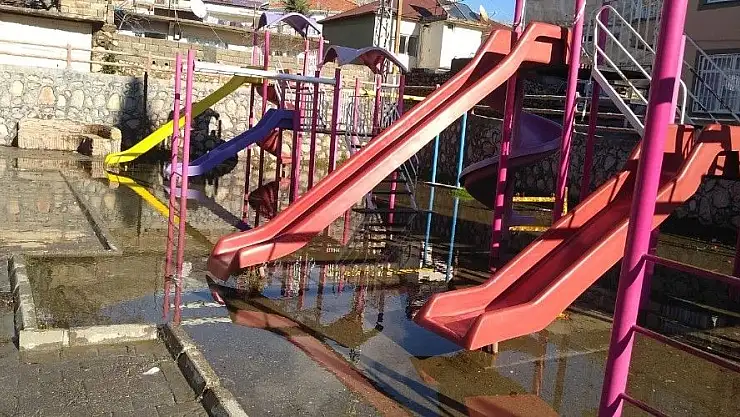 'Çocuk parkı göle döndü'