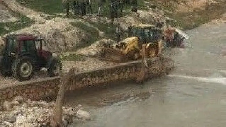 'Akıntıya kapılan traktör iş makinesiyle kurtarıldı'