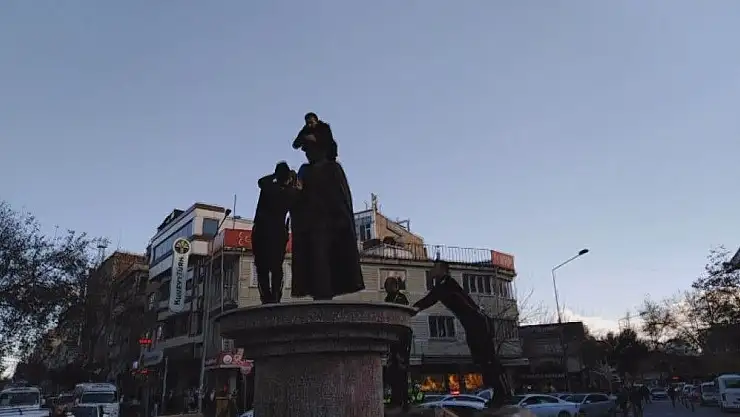'`Babam´ diye sarıldığı Atatürk heykeline yine çıktı'