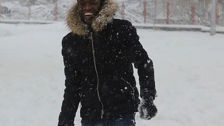 'Afrikalı öğrencilerin kar sevinci'