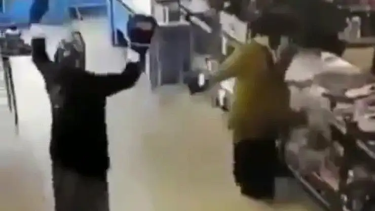 'Marketteki boksör kadınlar gülmekten kırdı geçirdi'