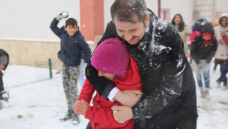 'Okulları tatil edip, öğrencilerle kar topu oynadı'