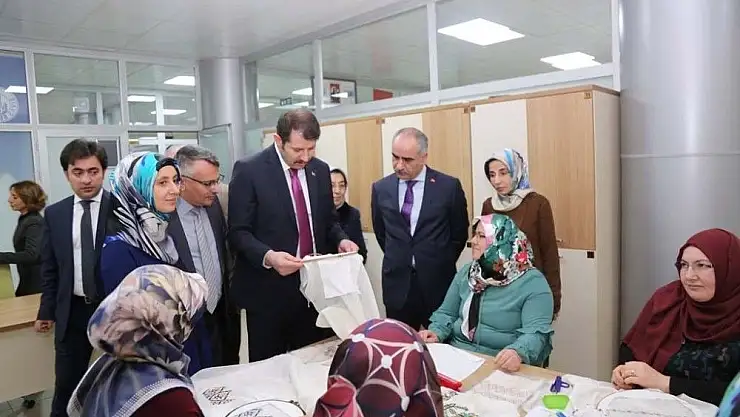 'Vali Ayhan, Sivas Belediyesi´nin kültür merkezlerini gezdi'