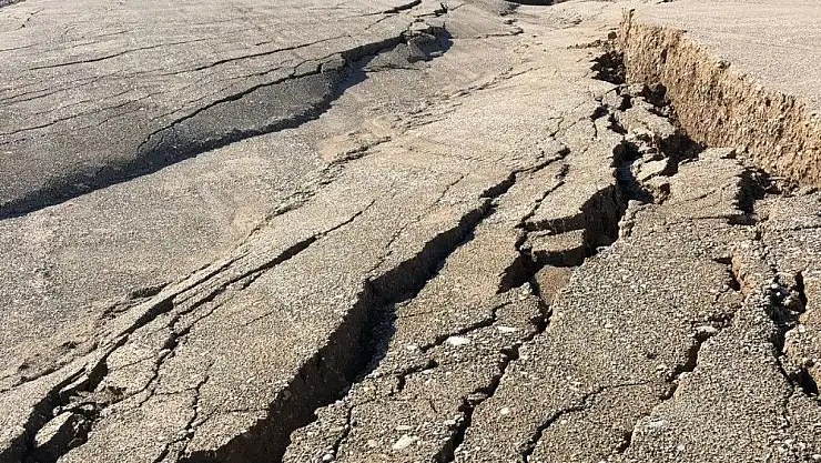 'Yapımı devam eden yol çöktü'