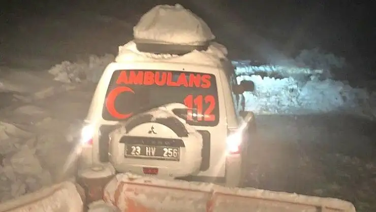 'Karla kaplı yolu ekipler açtı, ambulans hastaya ulaştı'