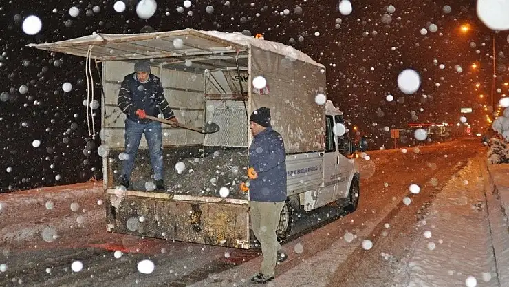 'Gölbaşı ilçesinde kar temizleme ve tuzlama çalışması'